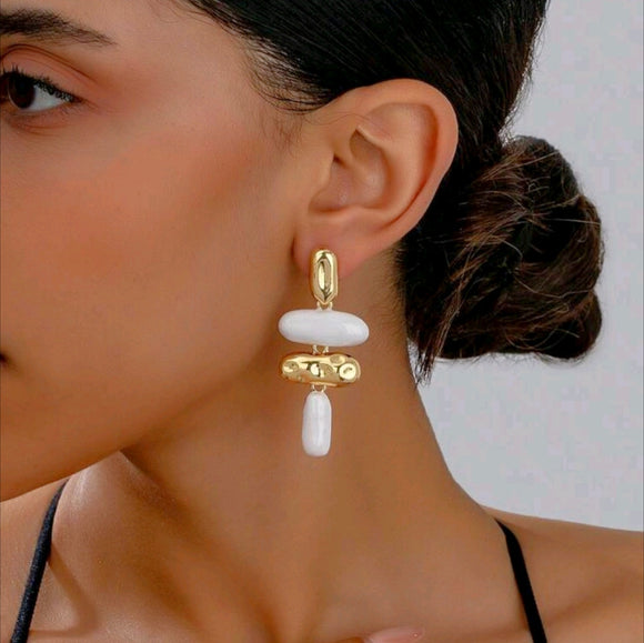 Exaggerated geometric white gold dangle earrings