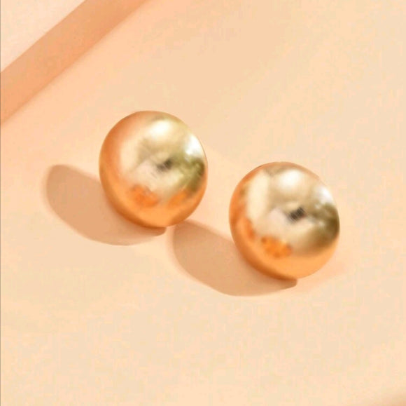 Round shaped gold earrings