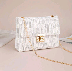 Whithe straw bag with a strap