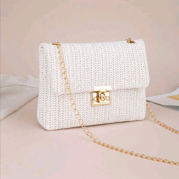 Whithe straw bag with a strap