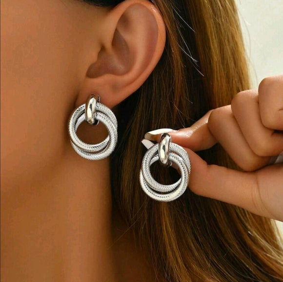 Double hoop metal twist earrings silver Color